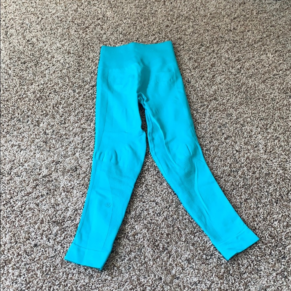 Tight teal lulu lemon leggings
